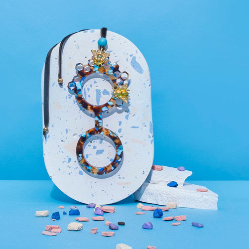 Medallón-gafas de acetato en tonos carey y turquesas, realizado en acetato y con abejas metálicas en color dorad. Rematado con collar de terciopelo con abalorio en color turquesa.Transformable en gafas de lectura.