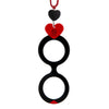 Colgante de acetato en negro y rojo tranparente, con una bisagra que hace que se transforme en gafas de lectura. Collar hecho en cordón de algodón rojo, abalorio de cristal en forma de corazón y fornituras plateadas.