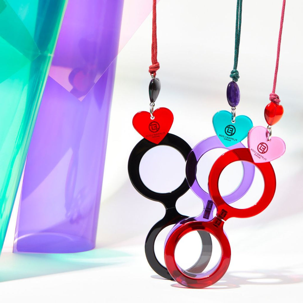 Colgantes gafas en forma de corazón en combinaciones de colores negro y rojo, morado y verde y rojo y rosa